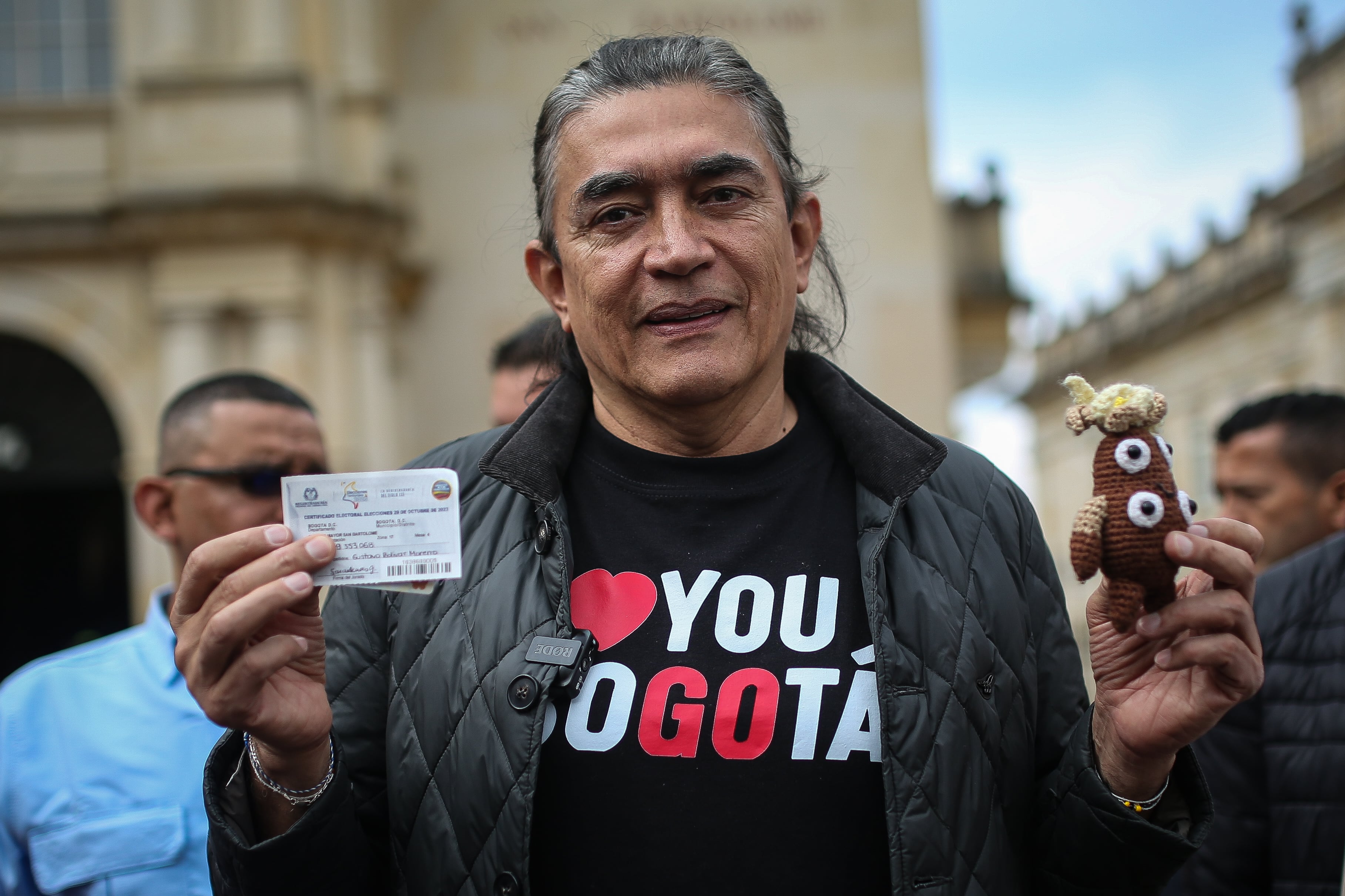 Candidato del Pacto Historico a la Alcaldía de Bogotá Gustavo Bolívar ejerce su derecho al voto
