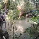 Los uniformados tuvieron que atravesar varias zonas inundadas para poder destruir los laboratorios.