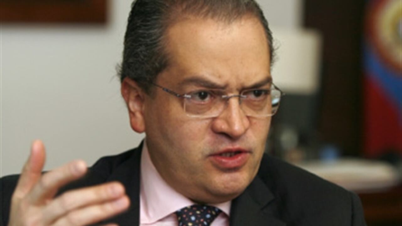 El jefe del Ministerio Público pidió al ministro de Salud, Fernando Ruiz, que dé a conocer los avances de las negociaciones bilaterales y dentro del mecanismo Covax con los laboratorios que producen la vacuna.