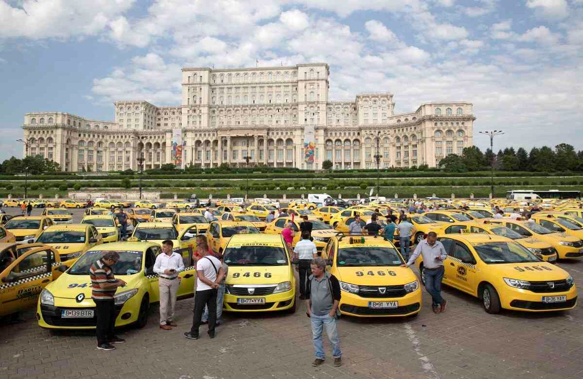 18 de junio - Taxistas rumanos organizan una protesta contra las actividades de empresas de transporte como Uber, Bolt y Clever frente al edificio del parlamento en Bucarest, Rumania.  FOTO: Vadim Ghirda / AP 