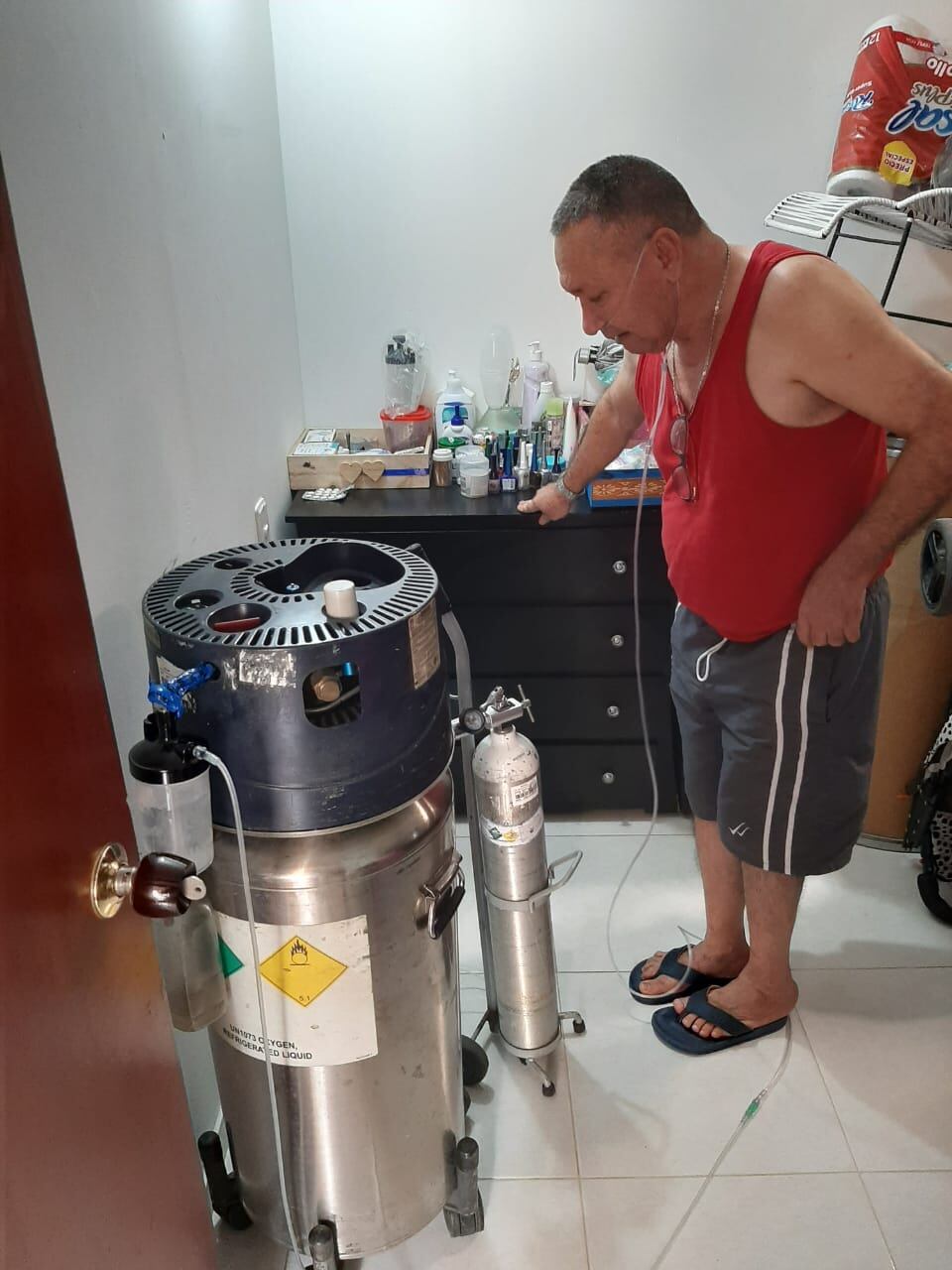 Víctor Esobar y sus respiradores artificiales.