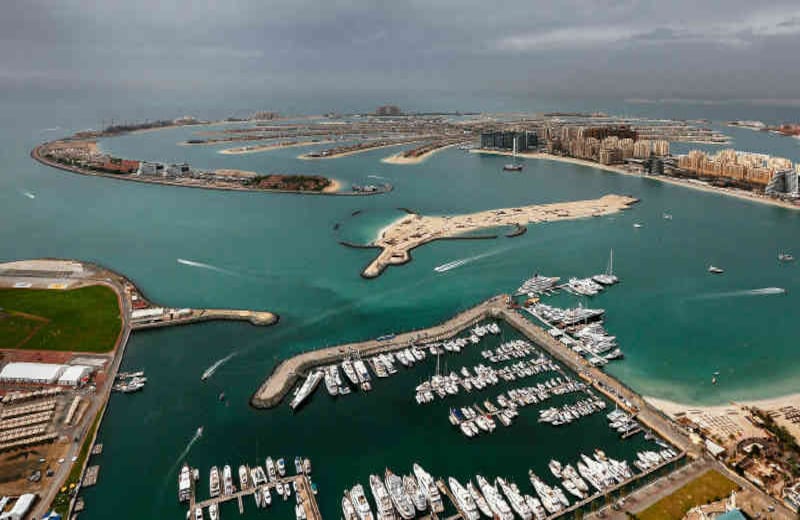 Dubái, Palma Jumeirah: Tiempo de entrega: 7 años (2001-2008). Costo: 12.000 millones de dórales. Descripción: es una de las islas artificiales más grandes del mundo y la más pequeña del archipiélago que se construye en el emirato. Tiene capacidad para unos 11.000 habitantes y sus 5,6 kilómetros cuadrados en forma de palmera incluyen complejos residenciales y hoteleros