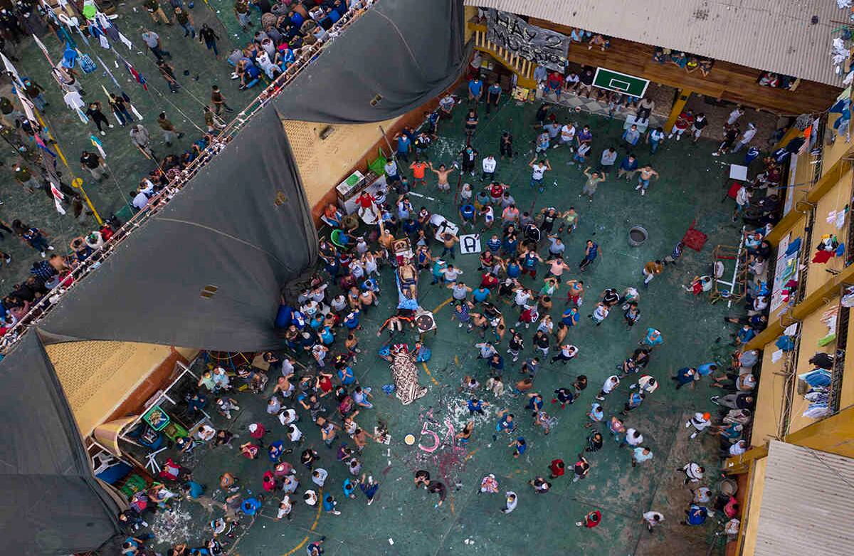 Internos de la prisión Miguel Castro de Lima, Perú, se reúnen alrededor de los cadáveres de otros reclusos.  27 de abril. La agencia penitenciaria peruana informó que murieron después de un motín en la prisión. Los reclusos se quejan de que las autoridades no hacen lo suficiente para prevenir la propagación del coronavirus dentro de la prisión. Foto:  Rodrigo Abd/ AP