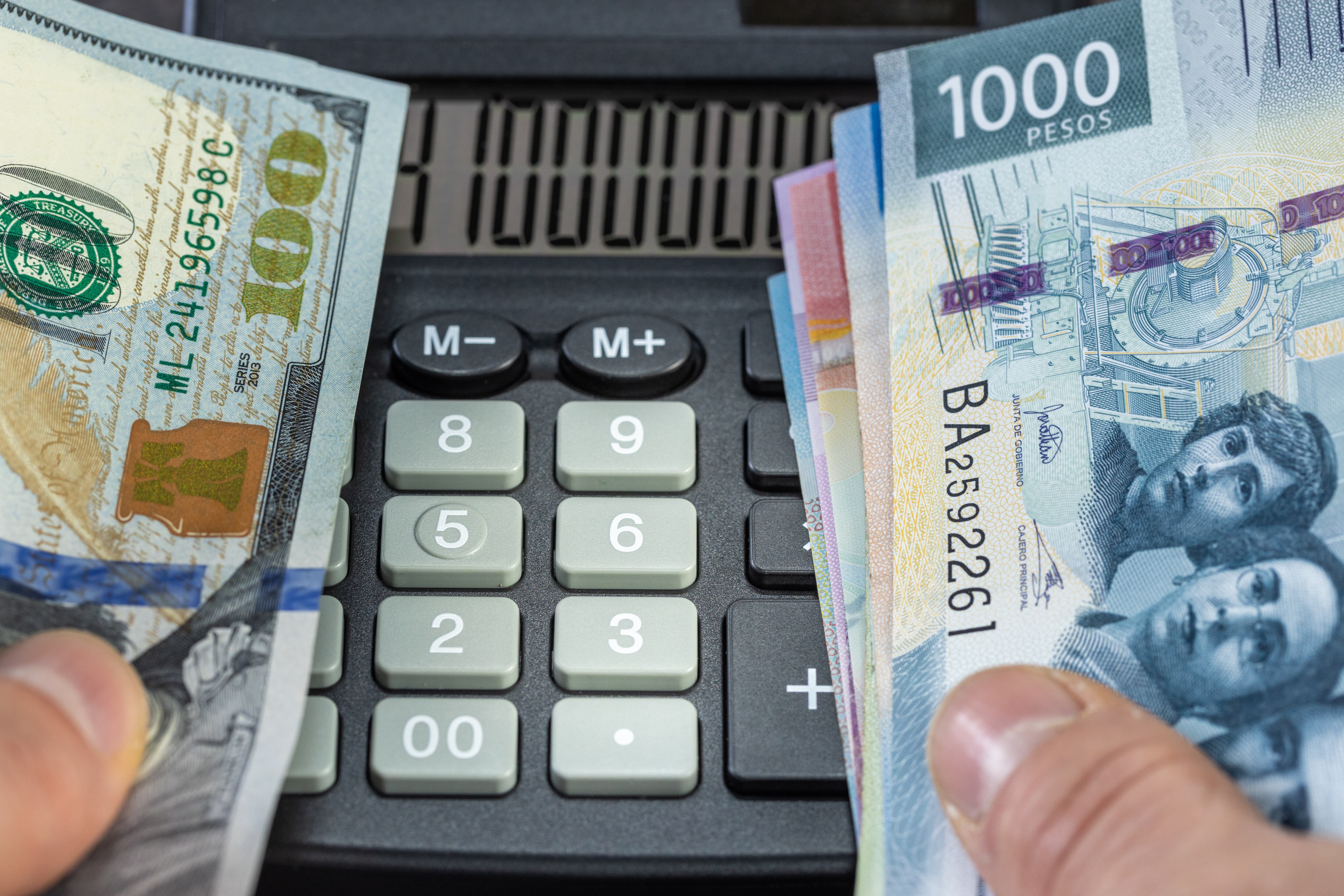 Conversión entre dólares y pesos mexicanos.