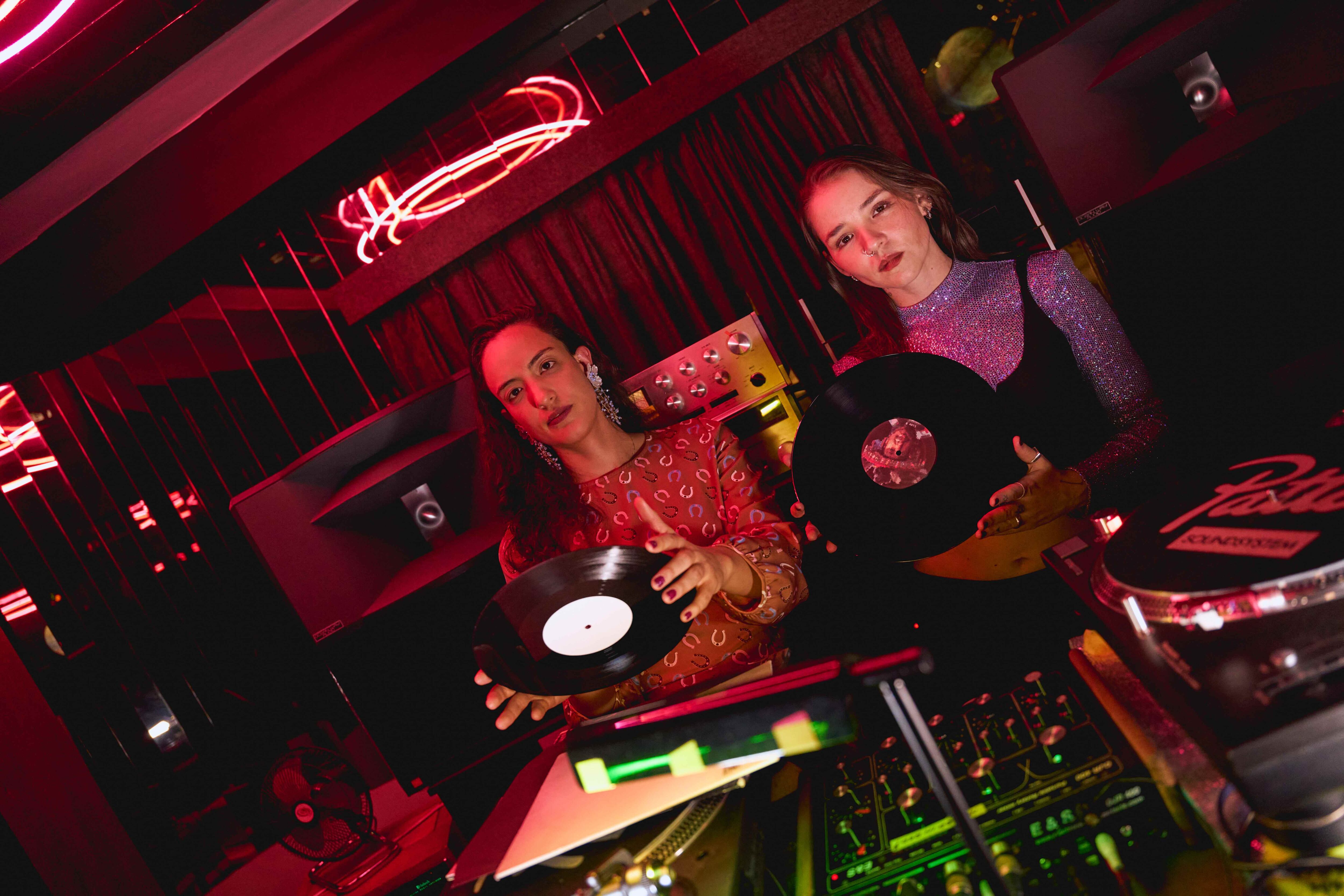 Fundado por Alejandra Gómez y Juanita Carvajal, Monte Olimpa es un espacio de formación, encuentro y visibilización que transforma la noche mediante la colaboración y el cuidado colectivo, con un enfoque femenino y diverso.