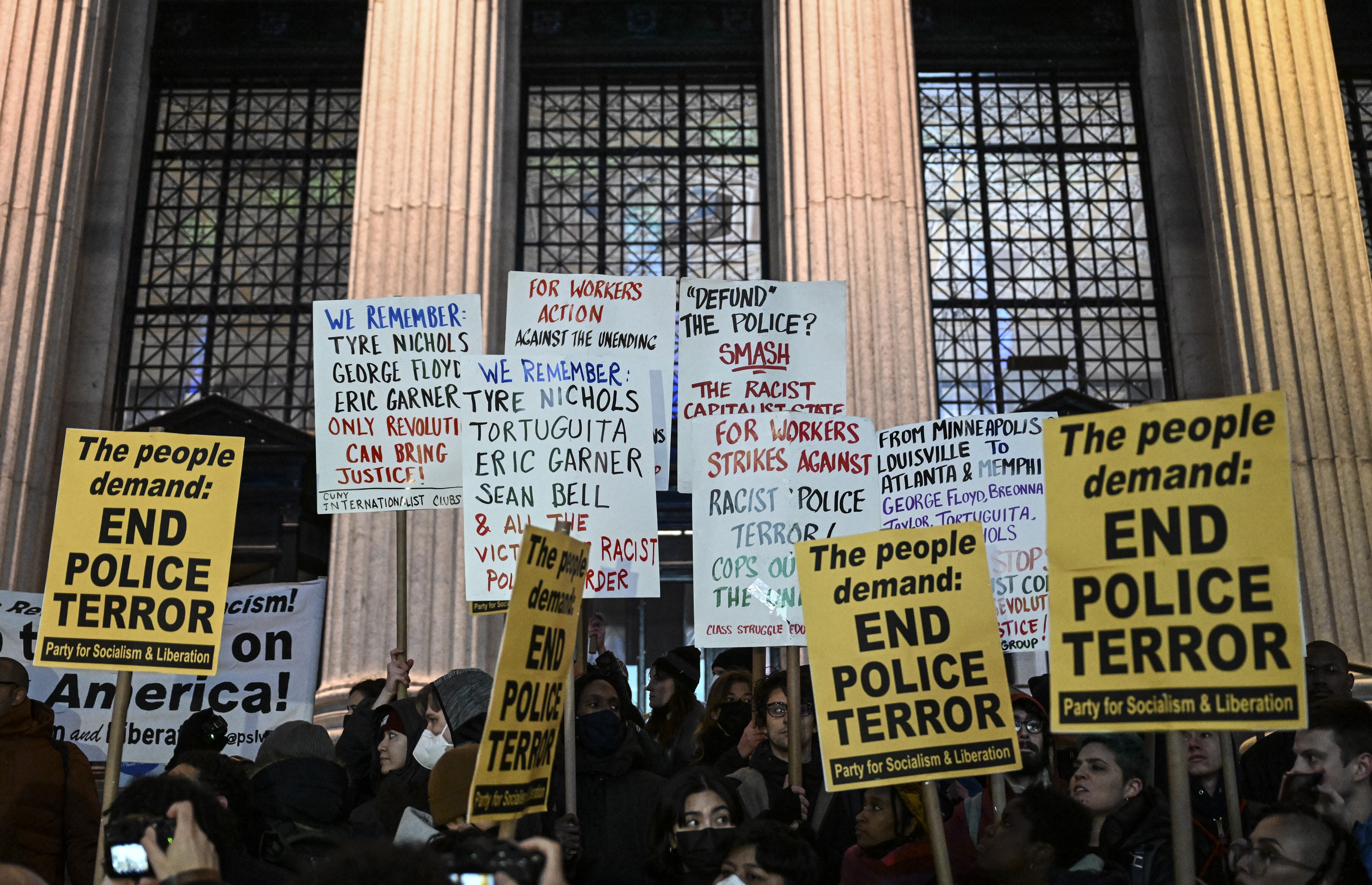 La gente se reúne para protestar contra el asalto policial de Tire Nichols en Times Square en Nueva York, Estados Unidos, el 27 de enero de 2023. La ciudad estadounidense de Memphis publicó el 27 de enero de 2023 un video gráfico que muestra el fatal asalto policial de Tire Nichols, de 29 años, mientras las ciudades de todo el país se preparaban para una noche de protestas contra la brutalidad policial.