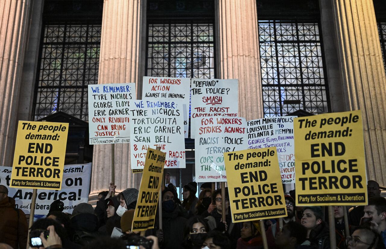 La gente se reúne para protestar contra el asalto policial de Tire Nichols en Times Square en Nueva York, Estados Unidos, el 27 de enero de 2023. La ciudad estadounidense de Memphis publicó el 27 de enero de 2023 un video gráfico que muestra el fatal asalto policial de Tire Nichols, de 29 años, mientras las ciudades de todo el país se preparaban para una noche de protestas contra la brutalidad policial.