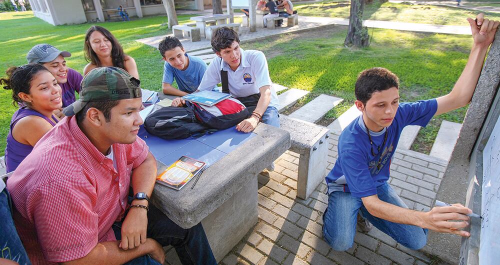 Únicamente, dos de cada diez jóvenes que entran a la universidad terminan sus estudios, según el Ministerio de Educación Nacional.