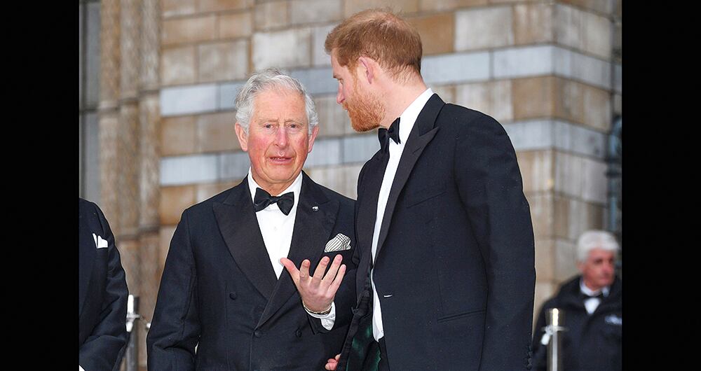 El rey Carlos y el príncipe Harry.