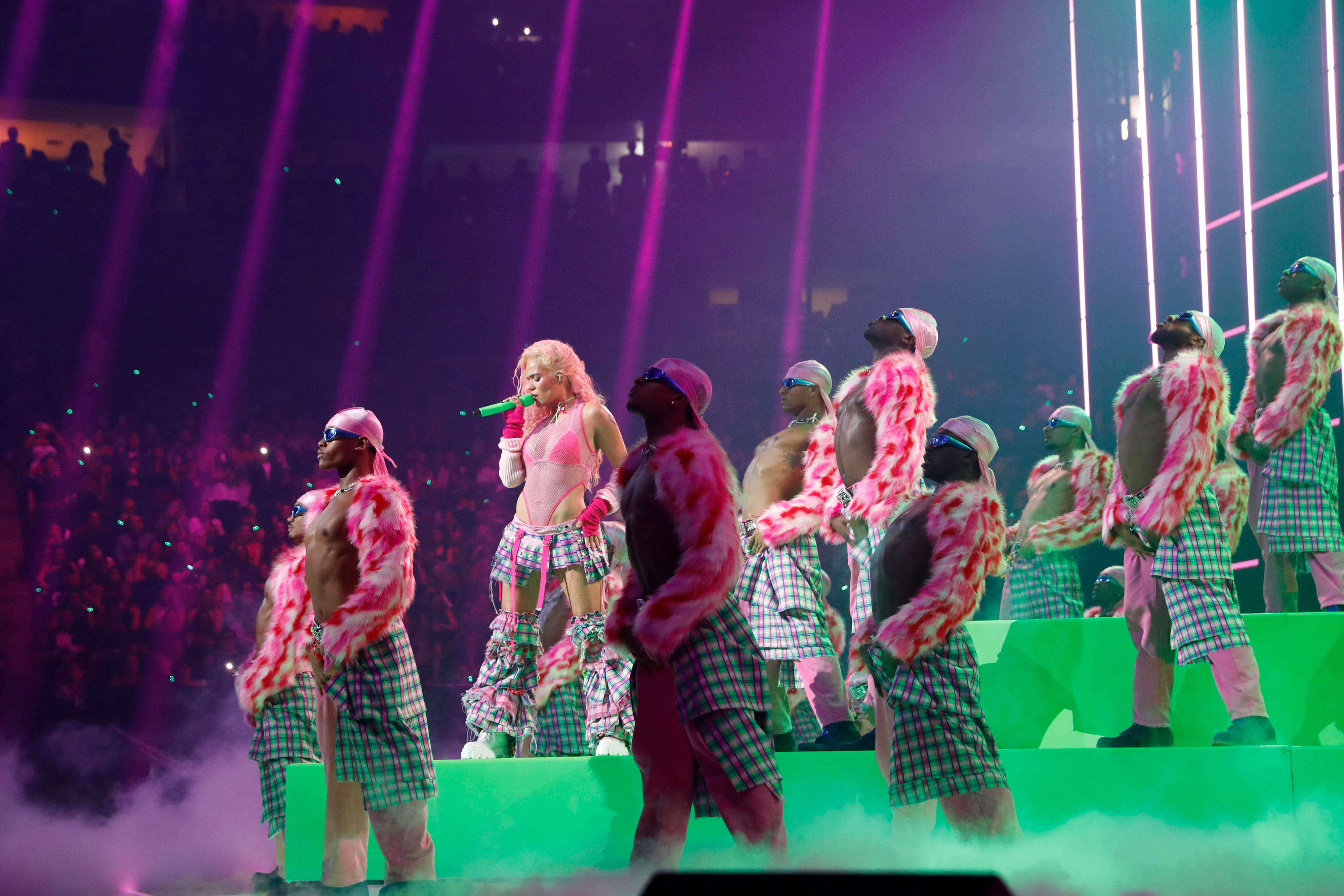 Karol G se presenta en el escenario durante los MTV Video Music Awards 2023 en el Prudential Center el 12 de septiembre de 2023 en Newark, Nueva Jersey. (Foto de Johnny Núñez/Getty Images para MTV)