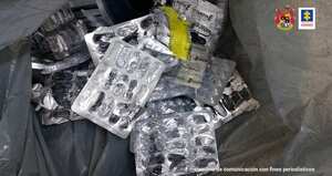 En diligencias realizadas en Bogotá, Valle del Cauca y Cauca fueron incautadas algo
más de dos toneladas y media de insumos sólidos, suplementos dietarios, vitaminas y tratamientos terapéuticos.