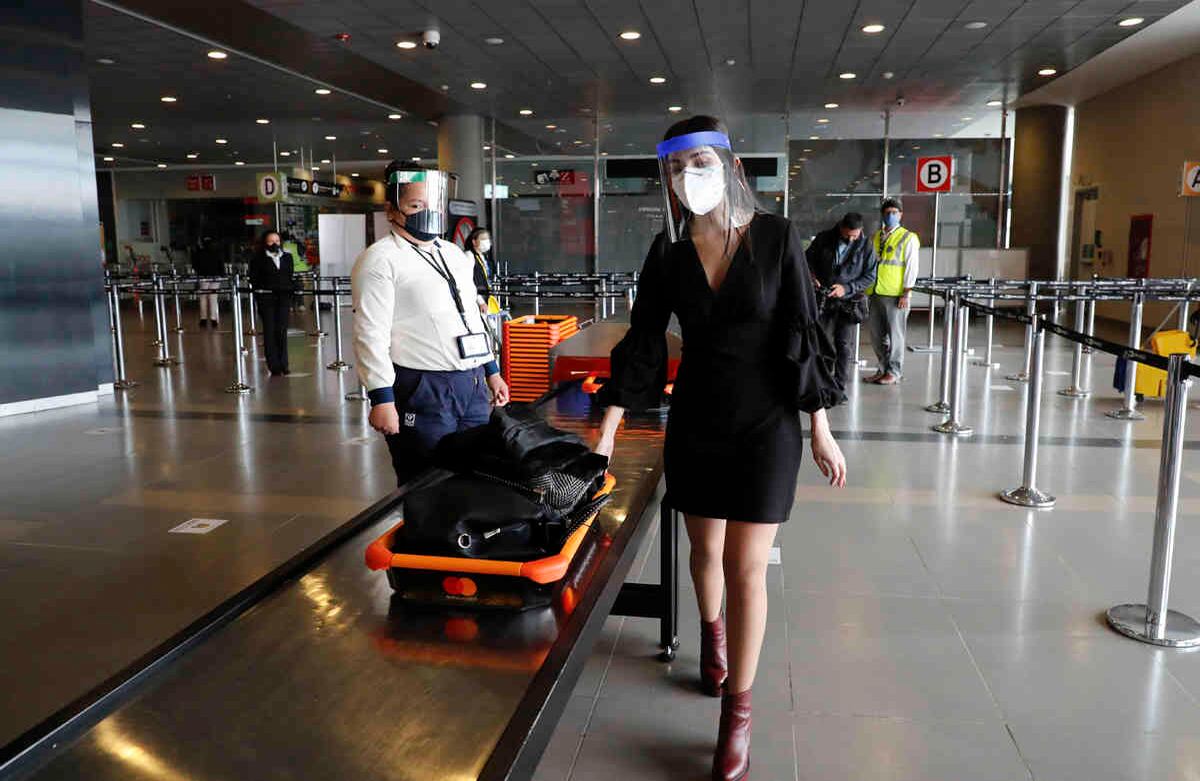 Cerca de 8.000 personas viajan este martes en unos 80 vuelos nacionales que saldrán del aeropuerto internacional El Dorado de Bogotá en su primer día de operaciones después de cinco meses. Foto: Guillermo Torres/SEMANA