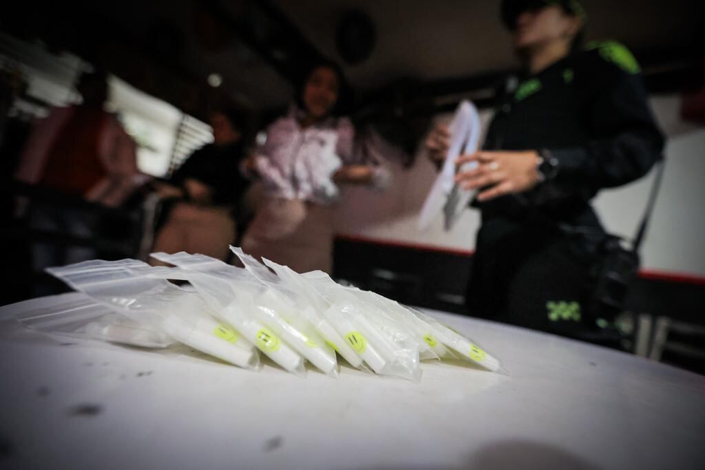 Descubren licor adulterado y drogas entre las paredes y el techo de un prostíbulo en Bogotá, pertenecerían al Tren de Aragua