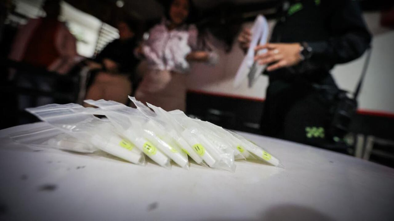 Descubren licor adulterado y drogas entre las paredes y el techo de un prostíbulo en Bogotá, pertenecerían al Tren de Aragua