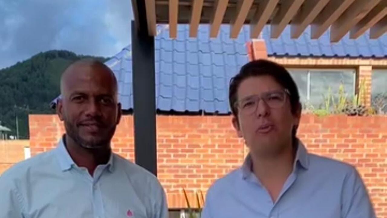 El edil de Fontibón, Víctor Mosquera y el senador Miguel Uribe Turbay.