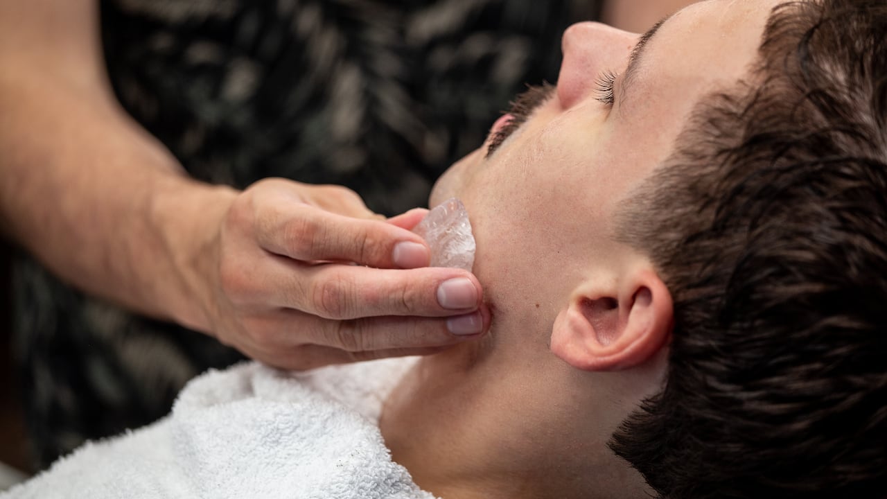 Este es un cristal translúcido que se encuentra en la naturaleza en forma de sulfato doble de aluminio y potasio.