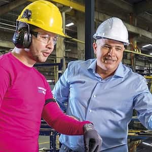 Raúl Guerra, inspector de calidad, y Christian Daes, COO de Tecnoglass.