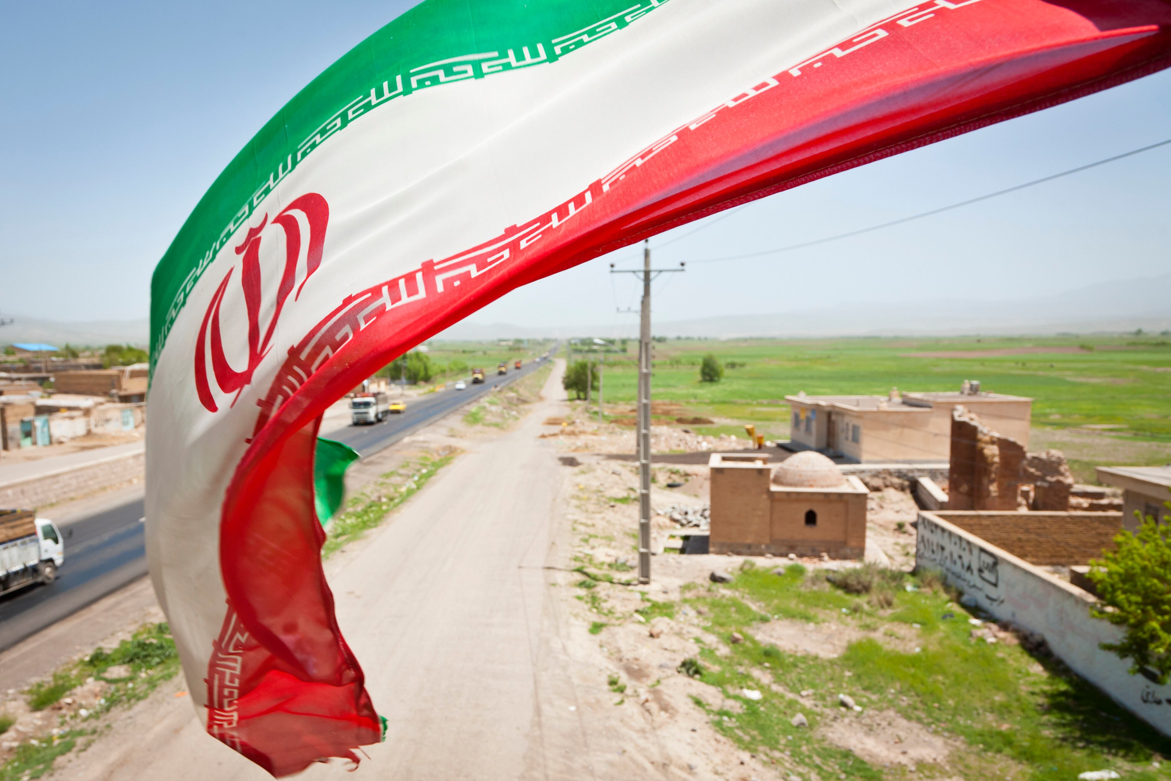 Los hombres habrían violado a por lo menos una docena de mujeres.