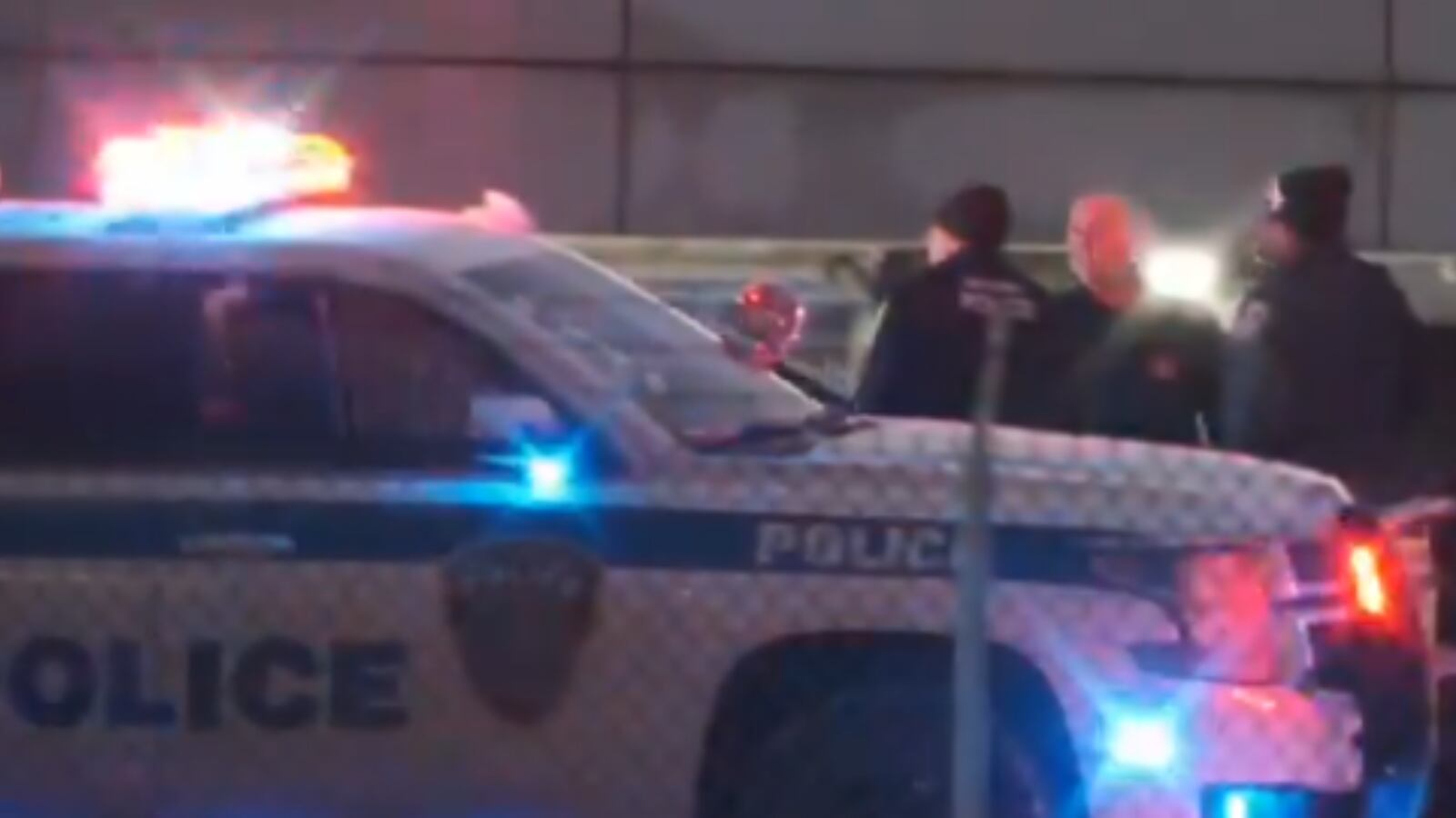 Patrullas de la Policía de la Autoridad Portuaria acordonaron los accesos a la Terminal 8 del aeropuerto JFK tras los disparos registrados de madrugada en la Van Wyck Expressway, mientras las autoridades iniciaban la investigación del incidente.