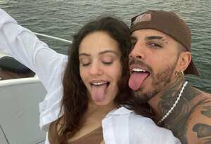 Los cantantes confirmaron su relación a finales del año pasado.