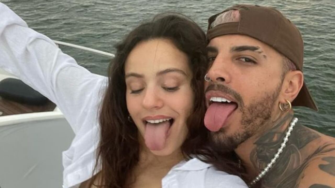 Los cantantes confirmaron su relación a finales del año 2021.