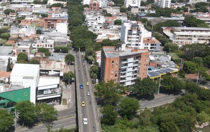 Este puente está ubicado sobre la avenida Cero.