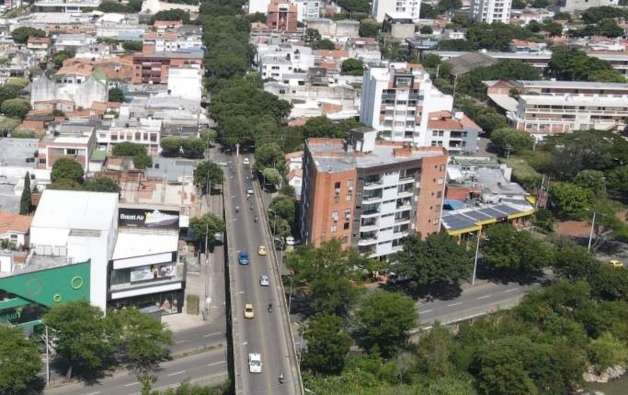 Este puente está ubicado sobre la avenida Cero.