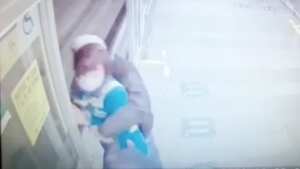 Video: ¡No hay respeto! Atracan y apuñalan a cajera de estación de Transmilenio