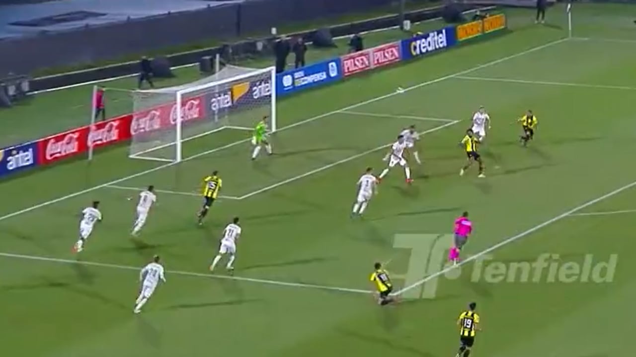 Abel Hernández marcó lo que fue el 2-1 a favor de Peñarol.