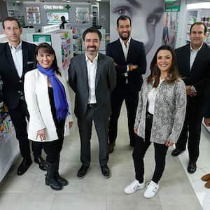 De izquierda a derecha, Álvaro Vargas, vicepresidente de Negocio Institucional, Claudia Sterling, vicepresidenta Legal y de Asuntos Corporativos; Gonzalo Durán Jiles, presidente para Colombia; Julio Martínez, vicepresidente de Operaciones; María Clara Gaitán, vicepresidenta de Recursos Humanos; Ramón González, vicepresidente Comercial, y Alejandra Reyes, administradora de la farmacia parque 93.