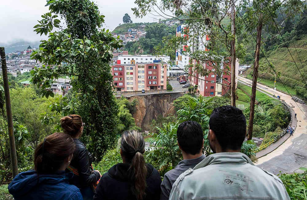 Algunas personas se acercan a mirar la catástrofe. Foto  Kevin Toro 