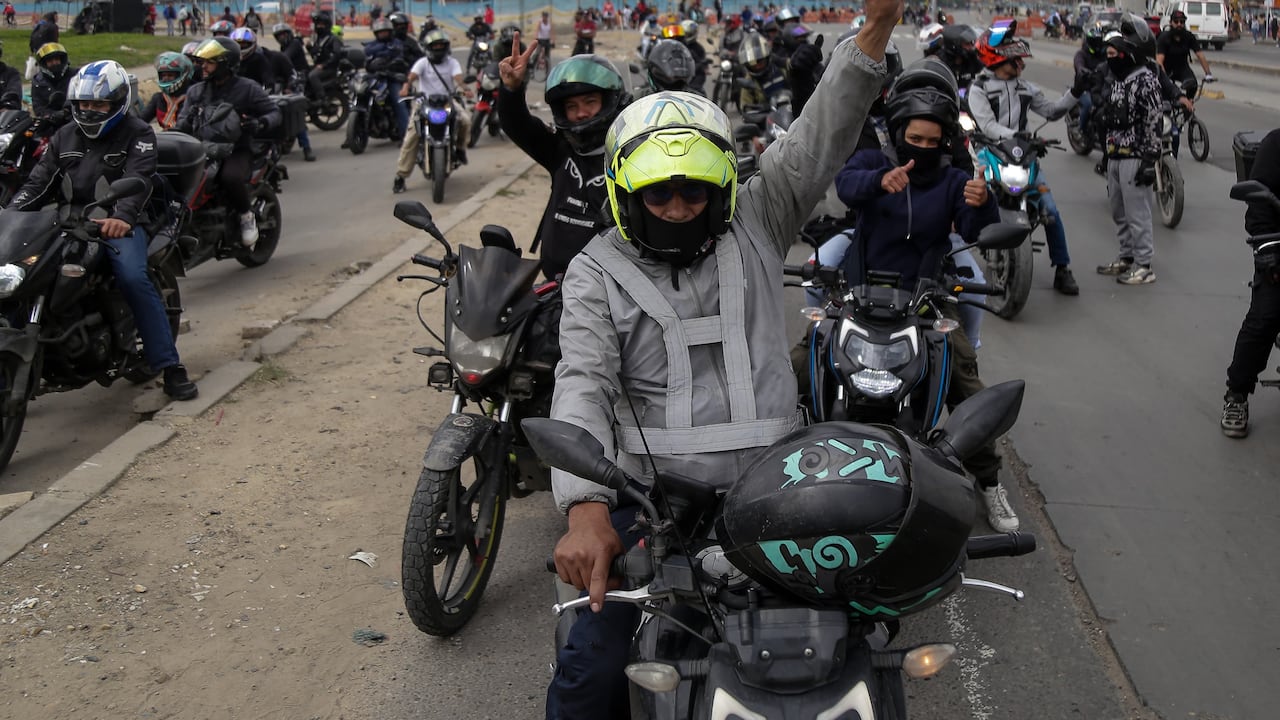 Bogotá, Octubre 30 de 2025. Integrantes del gremio de moteros realizaron un plantón frente al centro de convenciones Ágora, en protesta por las restricciones impuestas por la Alcaldía de Bogotá con motivo de la celebración de Halloween