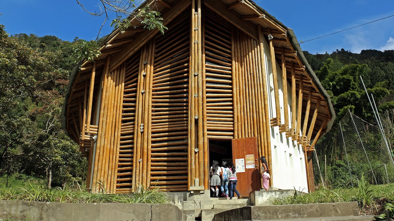 El bibliotecario es Luis Enrique Fajardo. Estudió para ser auxiliar de enfermería, pero le apasionan los libros y la educación.