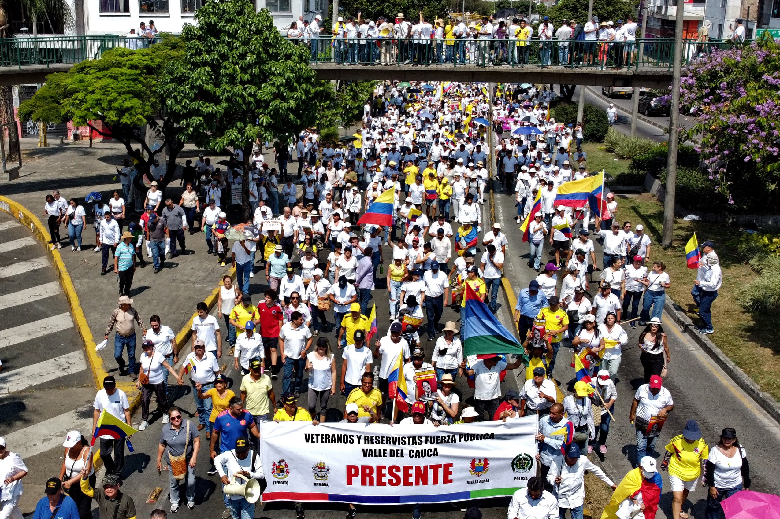 En Cali, la manifestación ha contado con la participación masiva de los ciudadanos que se oponen al paquete de reformas sociales del Gobierno. Algunas personas también expresan su descontento por los recientes escándalos que estallaron en Palacio con la exjefe de Gabinete Laura Sarabia y el ex embajador de Colombia en Venezuela Armando Benedetti.