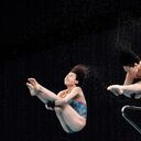 Matsuri Arai y Minami Itahashi de Japón realizan una inmersión durante las preliminares de plataforma sincronizada de 10 metros femeninos en la Copa del Mundo de Buceo FINA el domingo 2 de mayo de 2021 en el Centro Acuático de Tokio en Tokio. Foto: AP / Eugene Hoshiko.