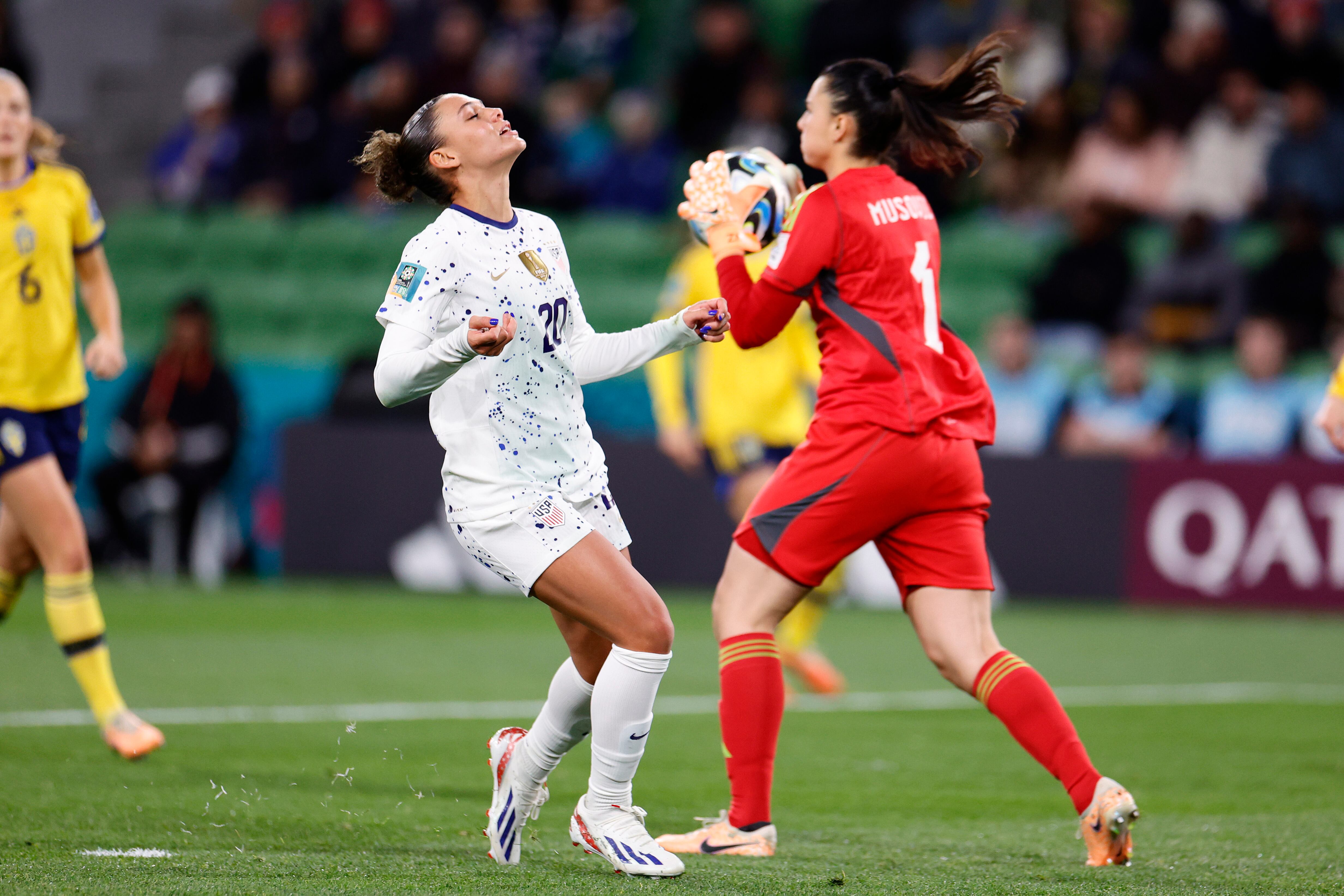 Trinity Rodman #20 de Estados Unidos observa como Zecira Musovic #1 de Suecia juega con el balón durante la primera mitad del partido de octavos de final de la Copa Mundial Femenina de la FIFA Australia y Nueva Zelanda 2023 entre Suecia y Estados Unidos en el Melbourne Rectangular Stadium el 06 de agosto de 2023 en Melbourne, Australia.