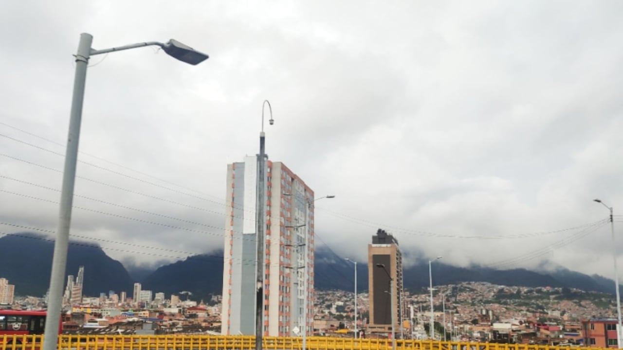 Bogotá prueba un nuevo sistema de alumbrado público que incorpora cámaras, sensores e inteligencia artificial para mejorar la seguridad, detectar fallas y responder ante situaciones de riesgo.