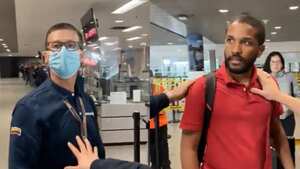 Juan Ramón Camarillo fue víctima de agresión en el aeropuerto El Dorado de Bogotá. Foto: Captura video Twitter.