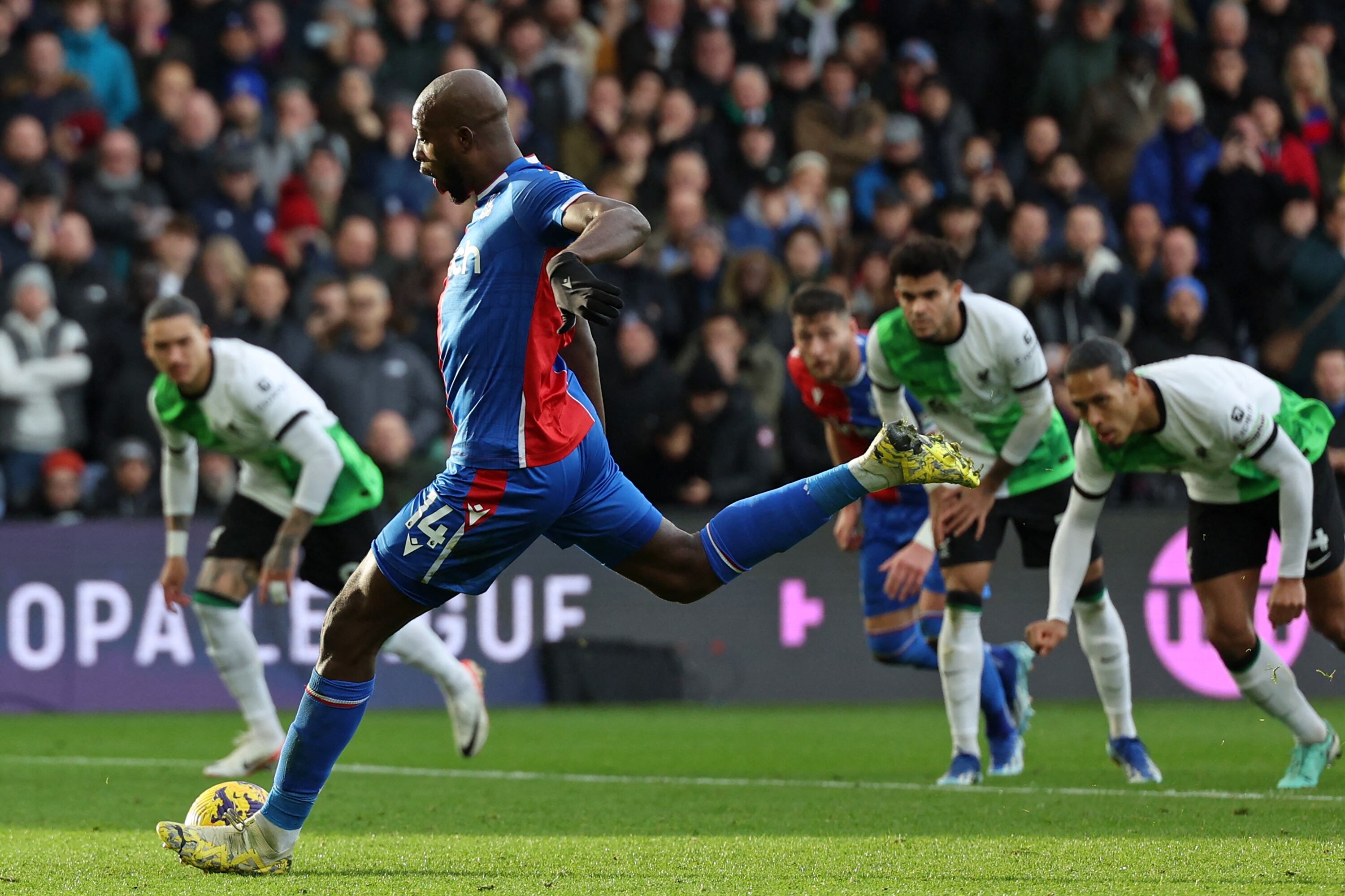 Luis Díaz mira atentamente el penal marcado a Liverpool