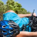 Ciclista tendido en el suelo tras un accidente