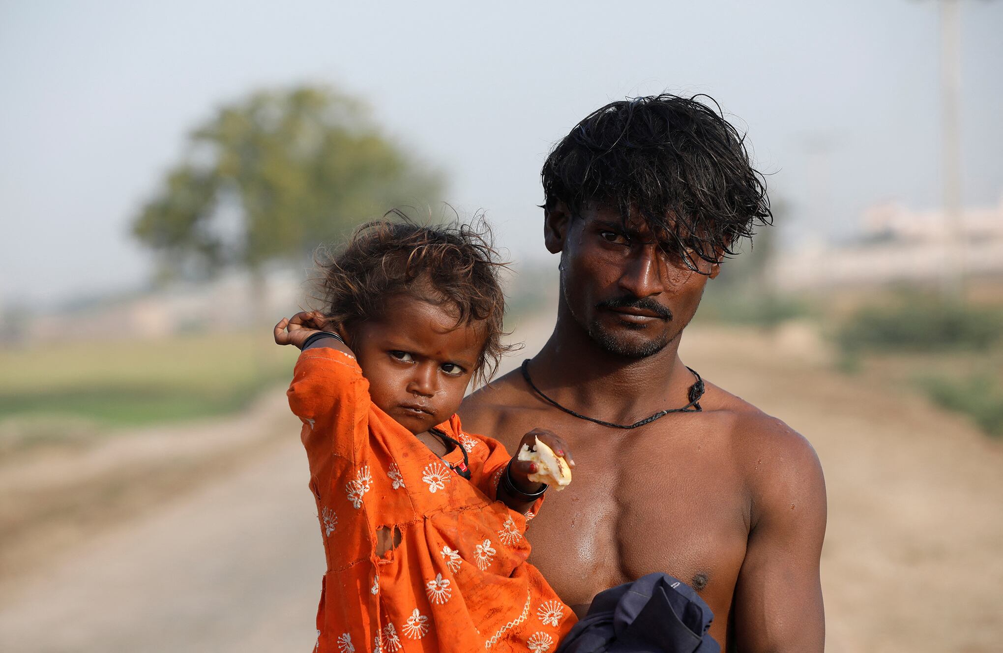En Imágenes : Los agricultores pakistaníes luchan una batalla perdida para salvar la cosecha de chile