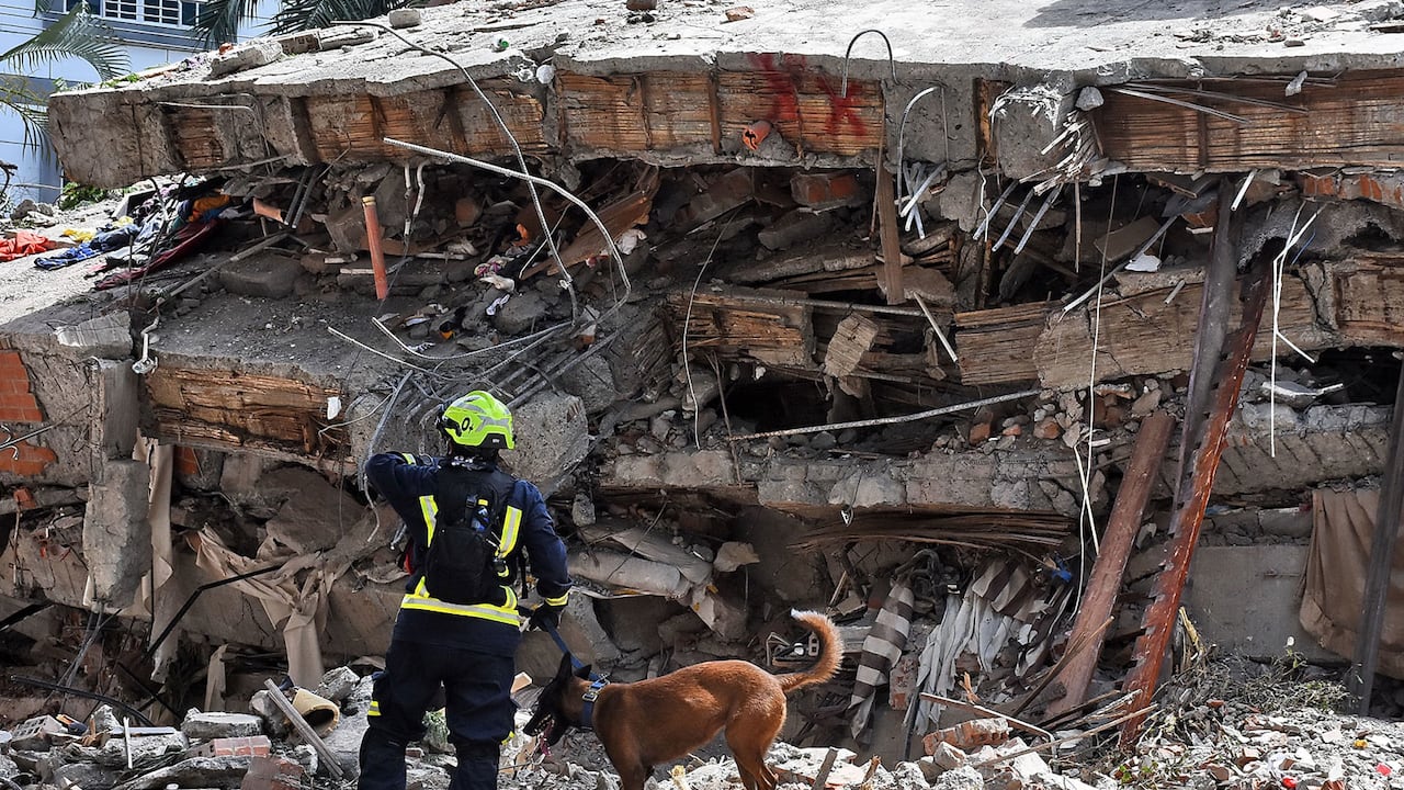 Operativo de búsqueda de sobrevivientes entre las ruinas del edificio colapsado Casa Médica Veno-Estil tras el sismo de magnitud 7.4.