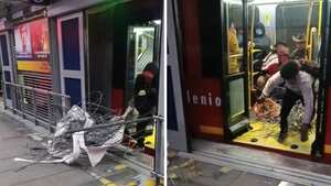 Pasajeros de Transmilenio subieron escombros y chatarra a un bus articulado.