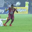 Jerson Malagón vio el cartón rojo luego de una fuerte entrada sobre Trujillo.