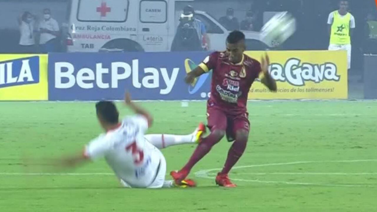 Jerson Malagón vio el cartón rojo luego de una fuerte entrada sobre Trujillo.