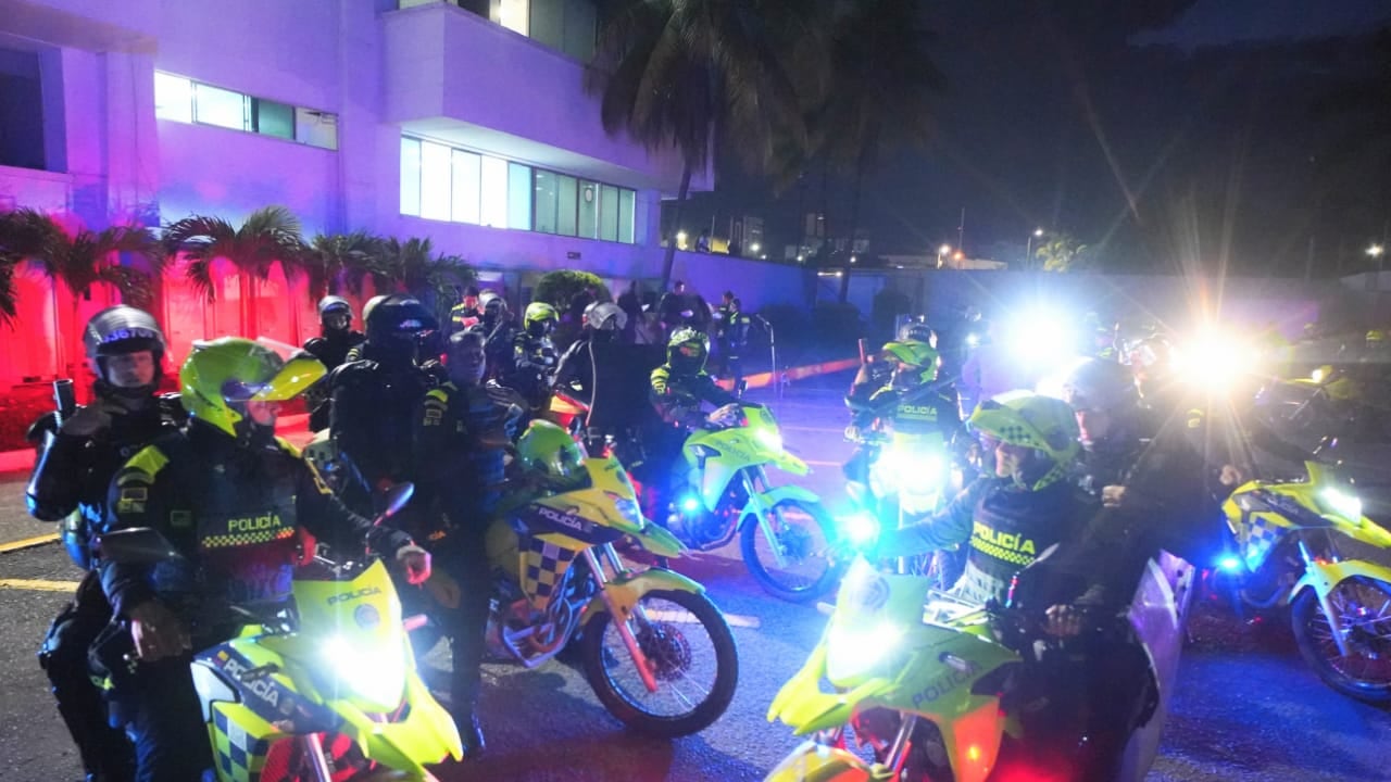 La Policía Metropolitana de Cali realiza operativos para evitar que se presenten alteraciones al orden público en la noche del martes 31 de octubre de 2023.