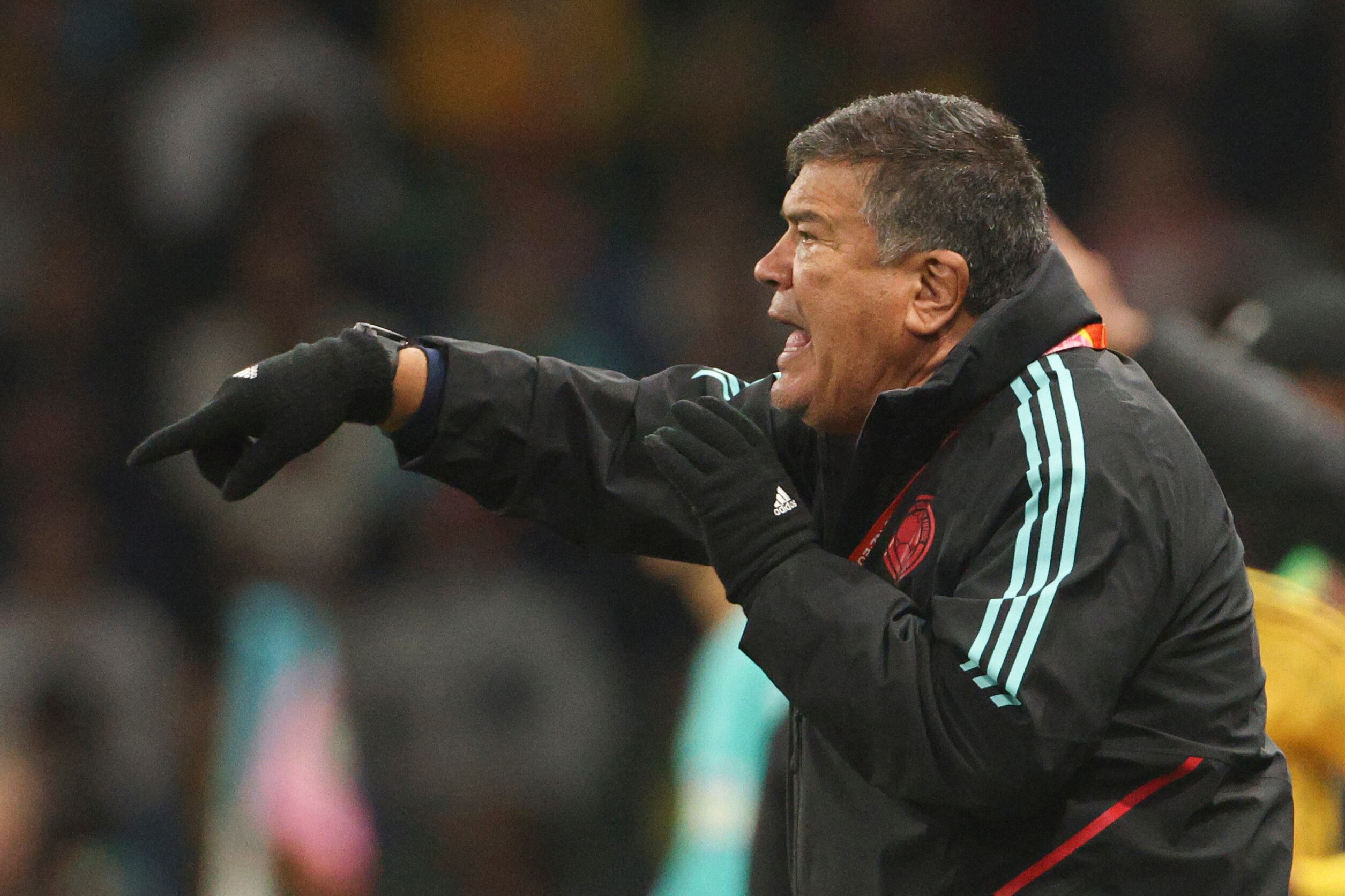 Colombia's head coach Nelson Abadia gives directions players during the Women's World Cup round of 16 soccer match between Jamaica and Colombia in Melbourne, Australia, Tuesday, Aug. 8, 2023. (AP Photo/Hamish Blair)