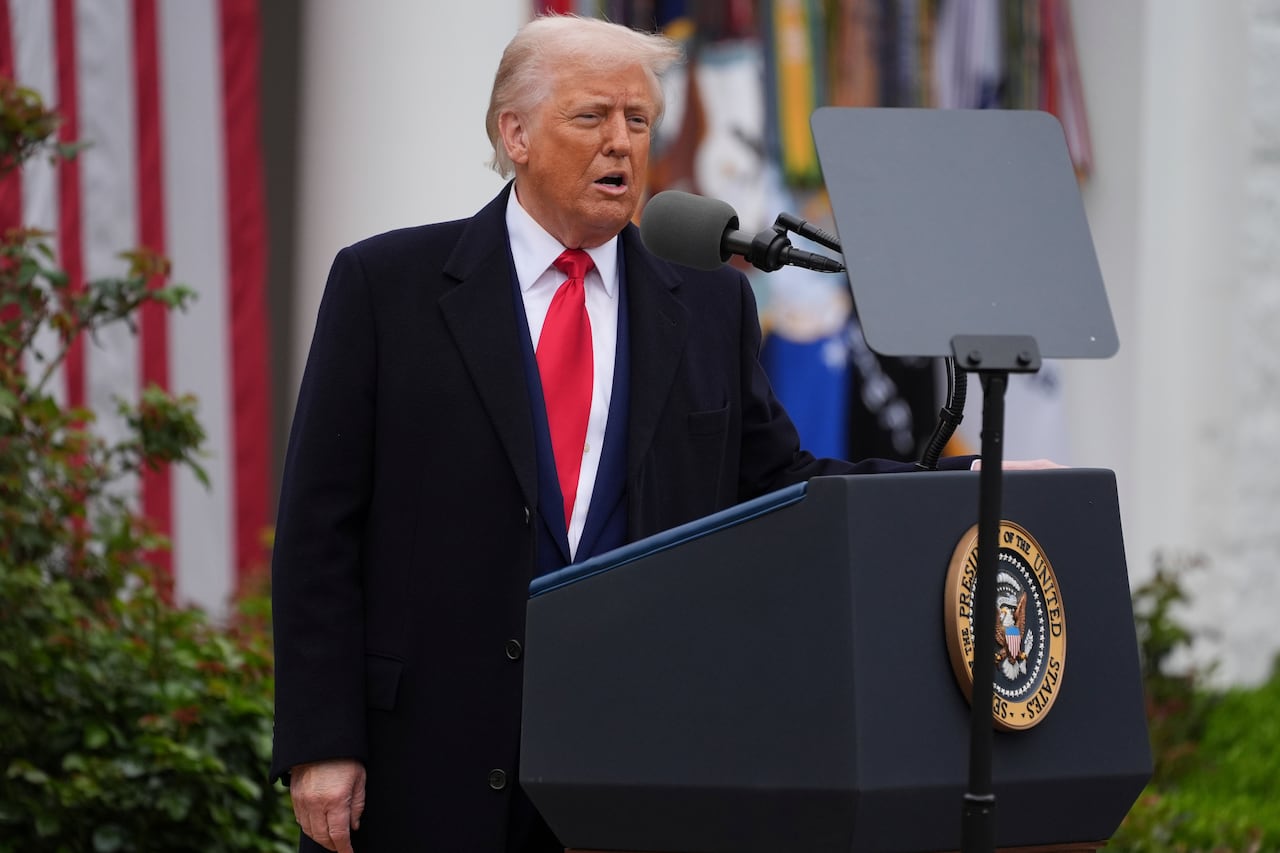 El presidente Donald Trump habla durante un evento para anunciar nuevos aranceles en el jardín de rosas de la Casa Blanca.