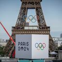 Los anillos olímpicos se ven en la Torre Eiffel, el domingo 14 de julio de 2024, en París. Los organizadores de los Juegos Olímpicos de París montaron los anillos en la Torre Eiffel el viernes cuando la capital francesa cumple 50 días hasta el inicio de los Juegos de Verano. (Foto AP/Aurelien Morissard)