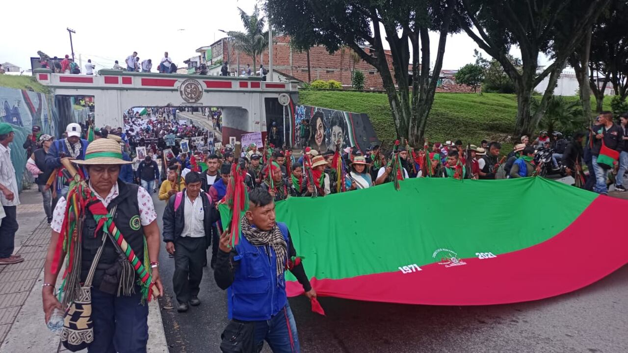 Caravana humanitaria de la Minga Indígena, a su paso por Tuluá, camino a Bogotá.